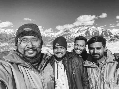 jj jitu jitendra in manali with friends
