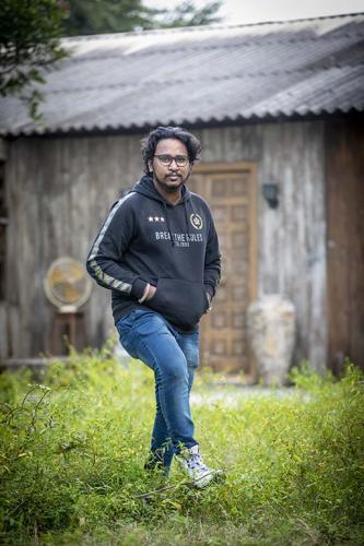 jj jitu jitendra walk pose