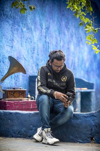 jj jitu jitendra with phone